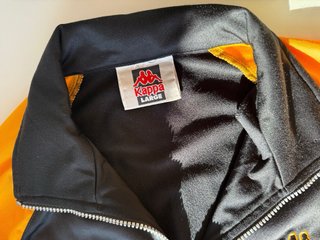 Chaqueta Kappa Negra y Amarilla manga desmontable
