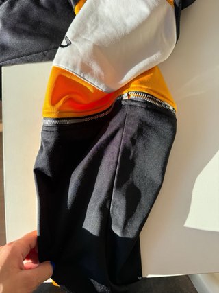 Chaqueta Kappa Negra y Amarilla manga desmontable