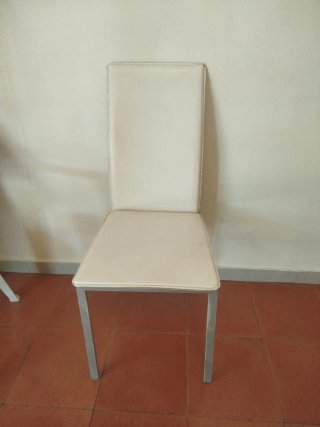 Silla blanca de comedor