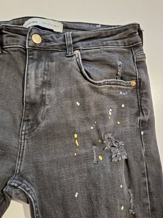 Pantalón vaquero Bershka negro pintura rotos T-42