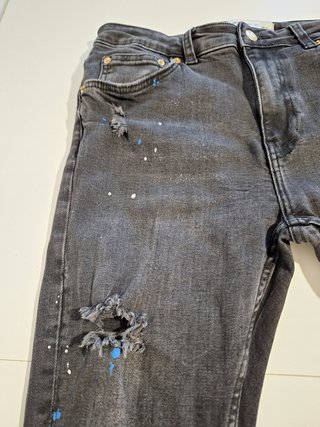 Pantalón vaquero Bershka negro pintura rotos T-42