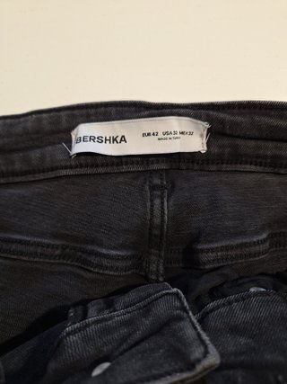 Pantalón vaquero Bershka negro pintura rotos T-42