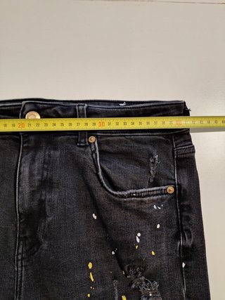Pantalón vaquero Bershka negro pintura rotos T-42