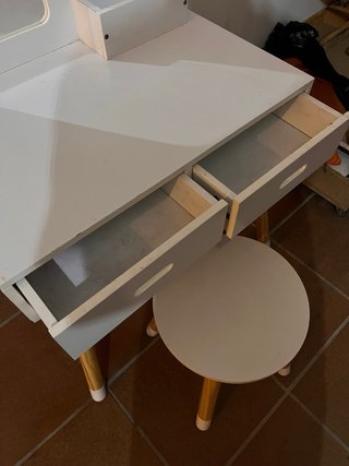 Tocador infantil blanco con espejo y taburete