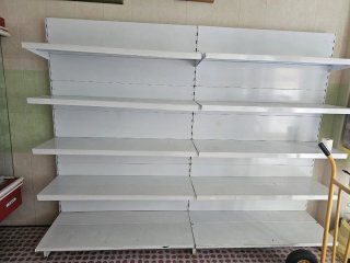 3 estanterias 1 balanza y caja 20 Cajas apilables