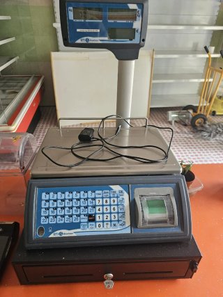 3 estanterias 1 balanza y caja 20 Cajas apilables