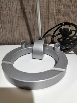 Lámpara de mesa moderna plateada