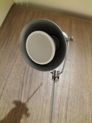 Lámpara de mesa moderna plateada