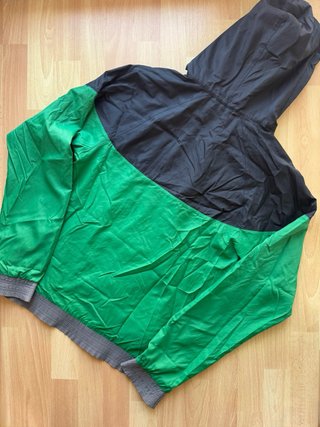 Chaqueta Carhartt impermeable verde y negra