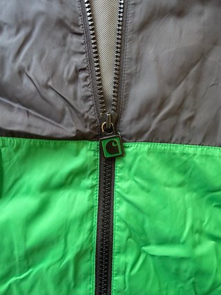 Chaqueta Carhartt impermeable verde y negra