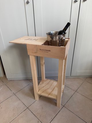 Sgabello in legno porta bottiglie