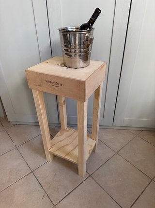 Sgabello in legno porta bottiglie