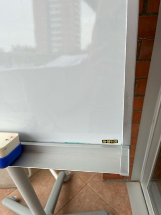Pizarra blanca con ruedas