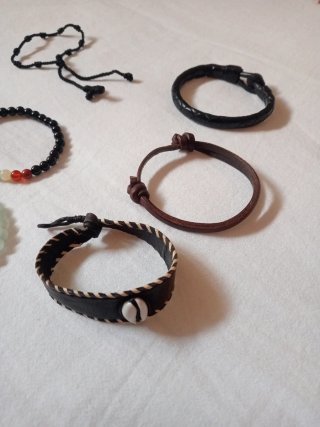 Pulseras variadas. Precio 1€ cada una
