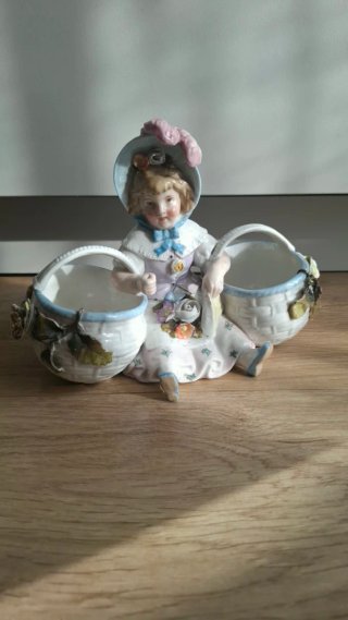Figura porcelana antigua niña con cestas