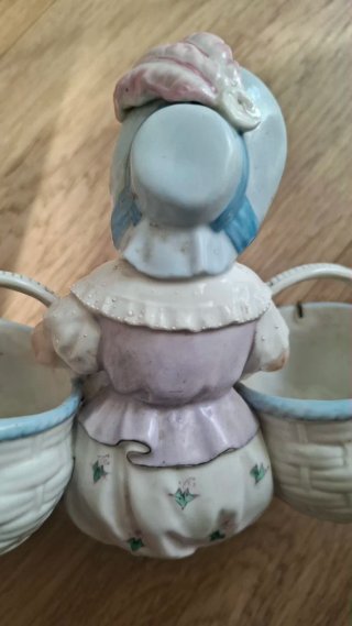 Figura porcelana antigua niña con cestas