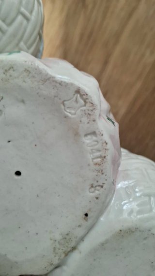 Figura porcelana antigua niña con cestas