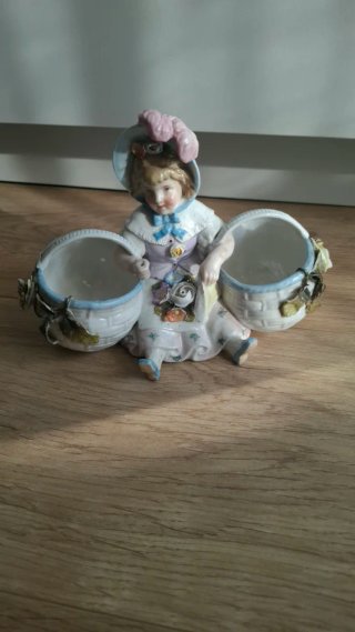 Figura porcelana antigua niña con cestas