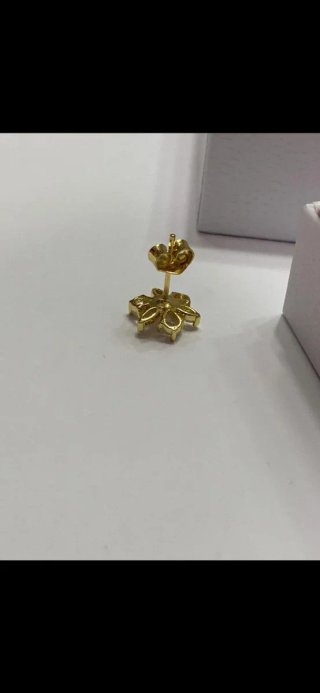 Pendientes flor dorados Pandora con caja