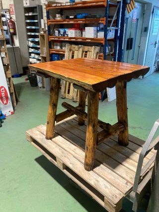 Mesa rústica de troncos cuadrada