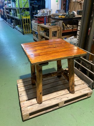 Mesa rústica de troncos cuadrada