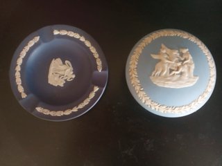 Lote porcelana Wedgwood: Joyero con tapa+Cenicero