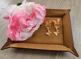 Pendientes mariposa dorados y flor rosa