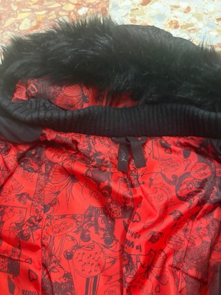 Abrigo Desigual Negro con Capucha y Estampado