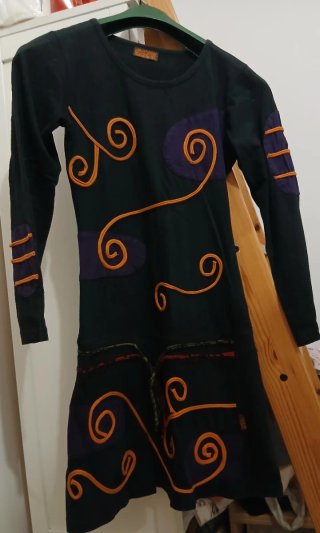 Vestido negro divertido con motivos abstractos