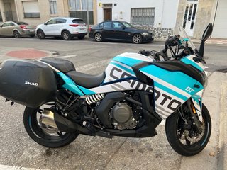 CF Moto 650GT Azul con Maletas Laterales