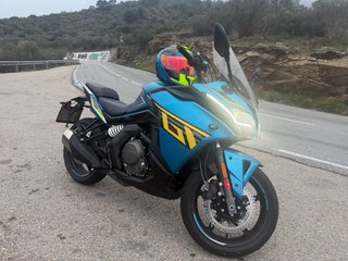 CF Moto 650GT Azul con Maletas Laterales