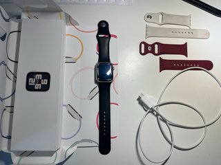 Apple Watch plateado con Correas Rojas y Blancas