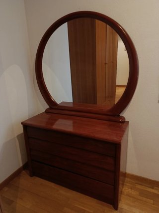 Cajonera de madera con espejo ovalado