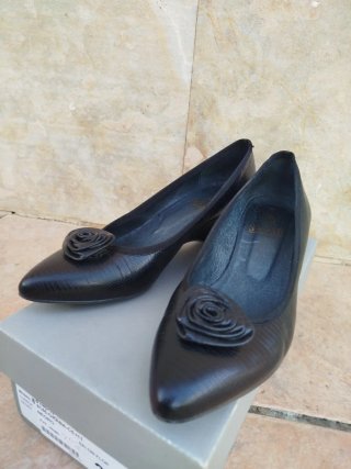 Zapatos de salón negros con flor