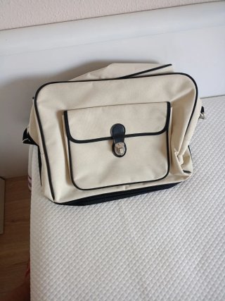 Bolsa de viaje beige y negra