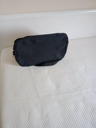 Bolsa de viaje beige y negra