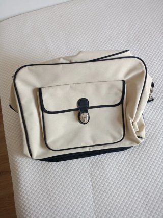 Bolsa de viaje beige y negra