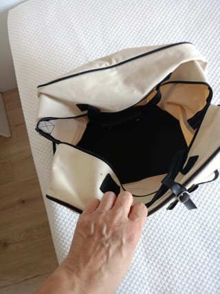 Bolsa de viaje beige y negra