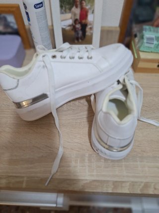 Zapatillas Blancas y Plateadas Talla 38