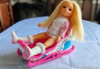 Muñeca Nancy con trineo