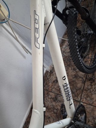 Bicicleta de montaña blanca Las ruedas son un poco