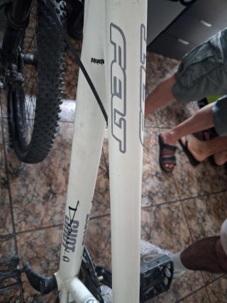 Bicicleta de montaña blanca Las ruedas son un poco