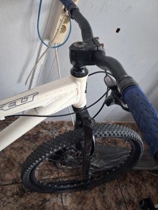 Bicicleta de montaña blanca Las ruedas son un poco