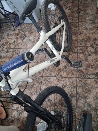 Bicicleta de montaña blanca Las ruedas son un poco
