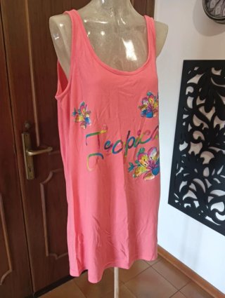 Abito smanicato rosa con fiori tropicali