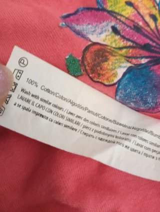 Abito smanicato rosa con fiori tropicali