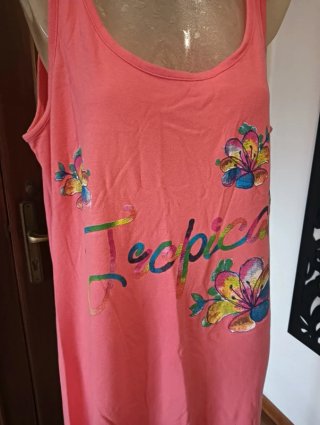 Abito smanicato rosa con fiori tropicali