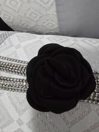 Collar Stradivarius Flor Negra y Brillantes