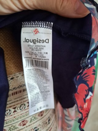 Blusa Desigual. Estampado tropical.