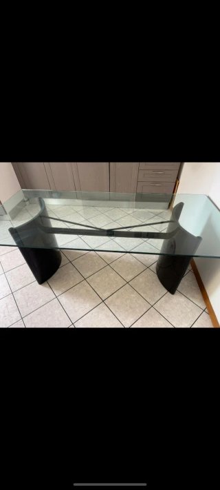 Tavolo da pranzo in vetro dal design moderno